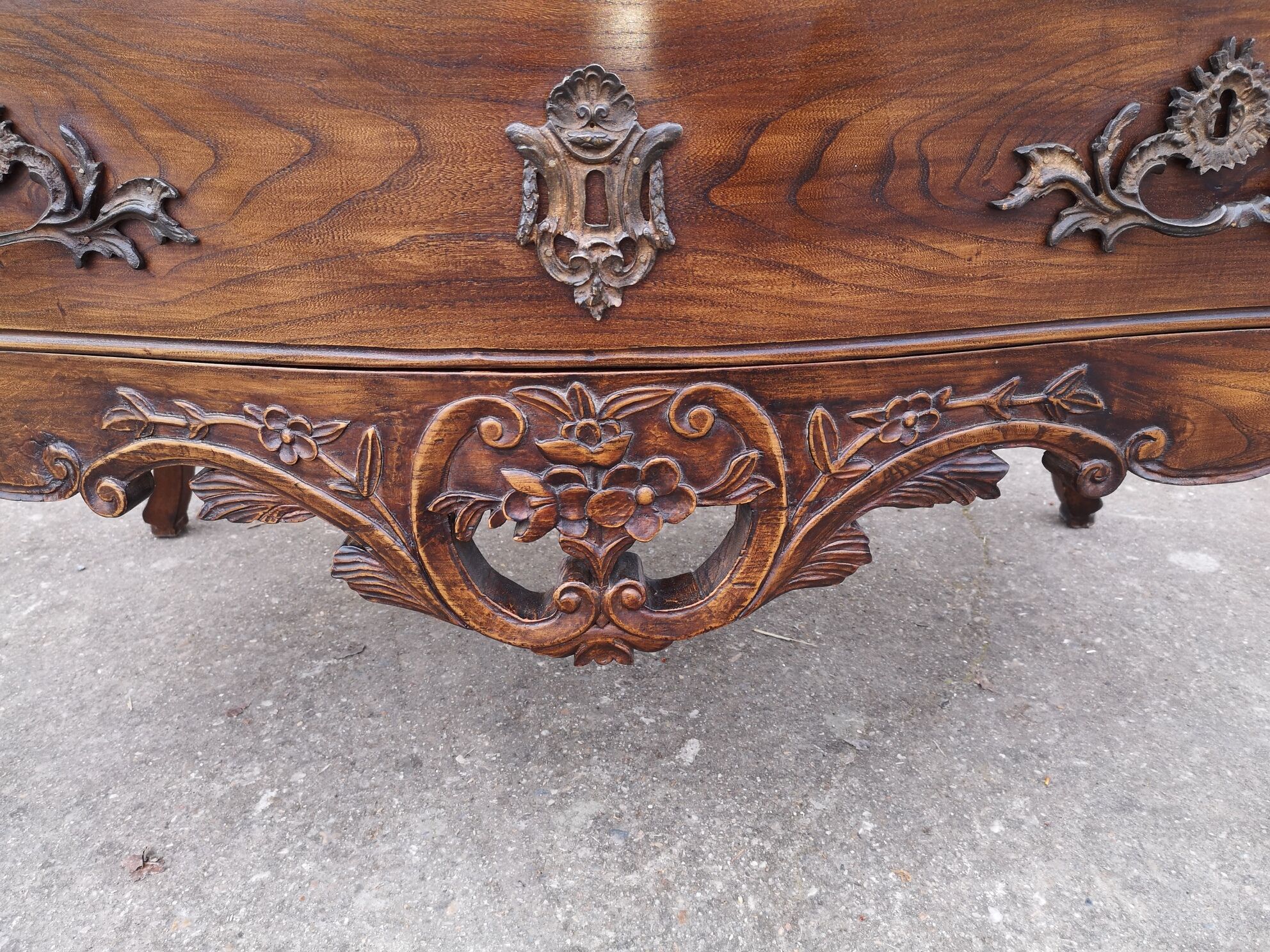 Nîmoise chest of drawers