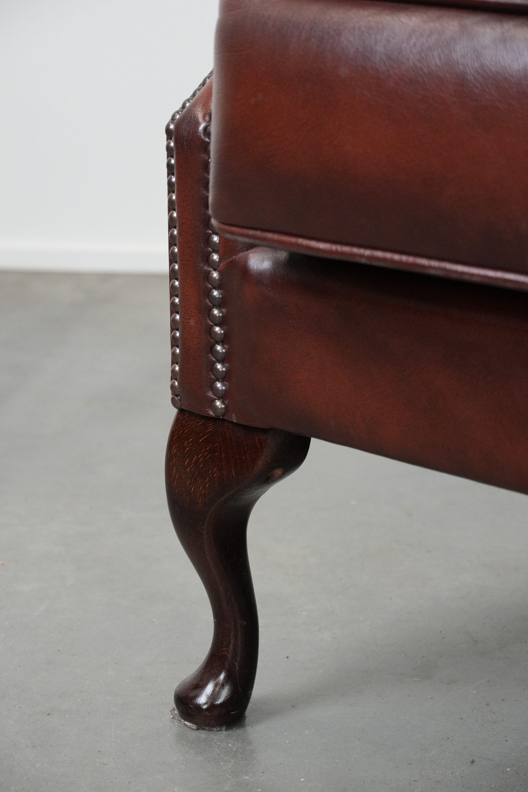 Fauteuil à oreilles Chesterfield en cuir classique et élégant de style anglais