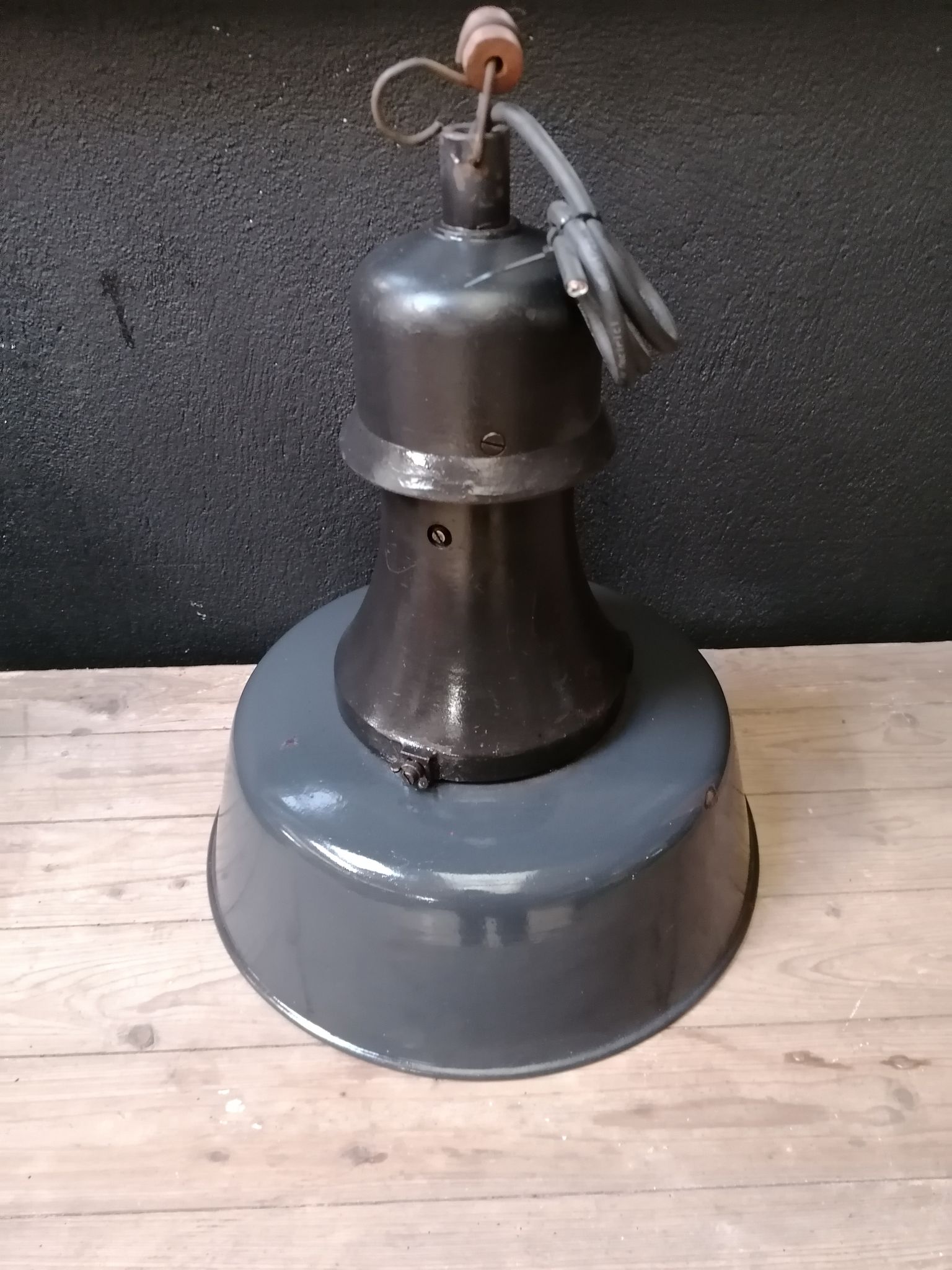 Industrial hanging lamps in enamelled metal, 50