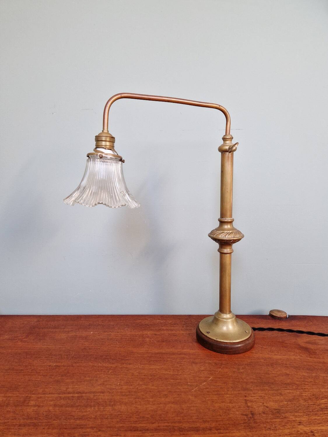 Large desk lamp in brass and clear ribbed glass, 1930.