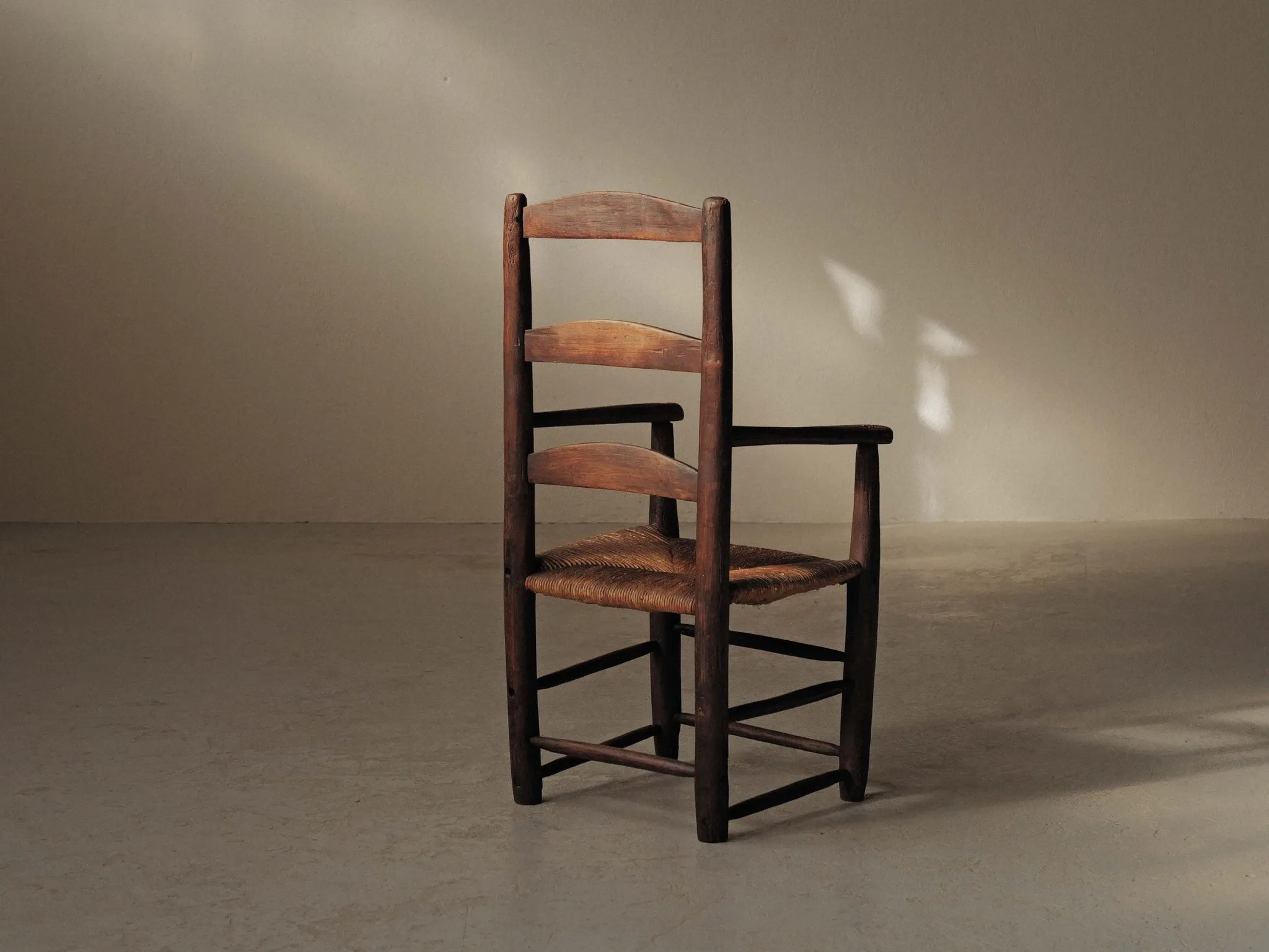 Fauteuil paysan en bois massif et paille, XIXᵉ siècle