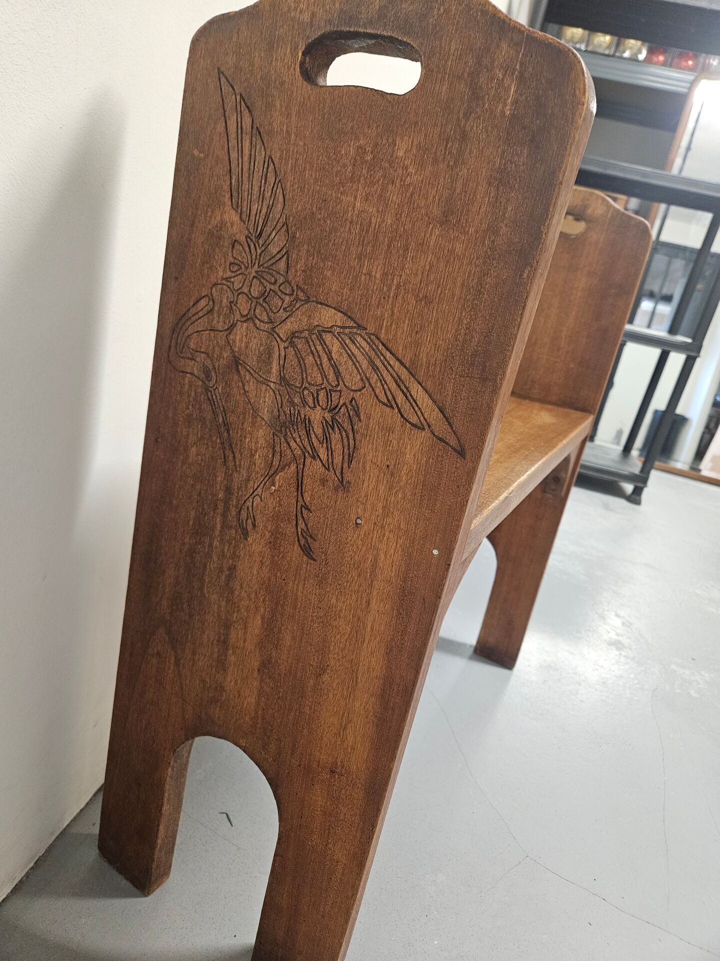 Petit banc en bois de campagne avec sculpture