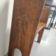 Petit banc en bois de campagne avec sculpture