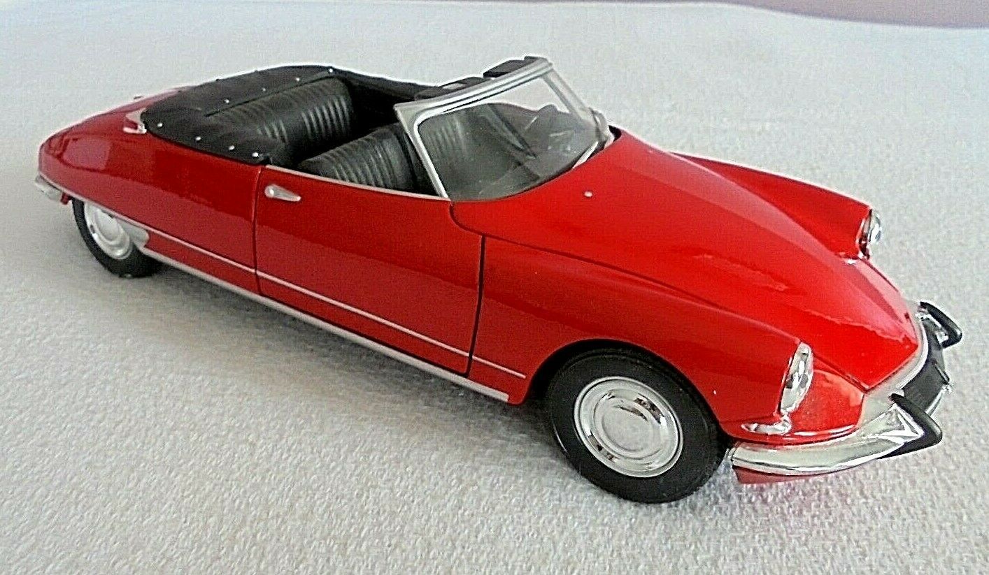 Welly Citroen DS 19 red convertible 1/24th miniature car