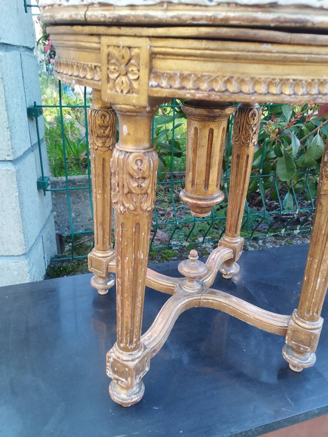 Antique piano stool in gilded wood, Louis XVI style.