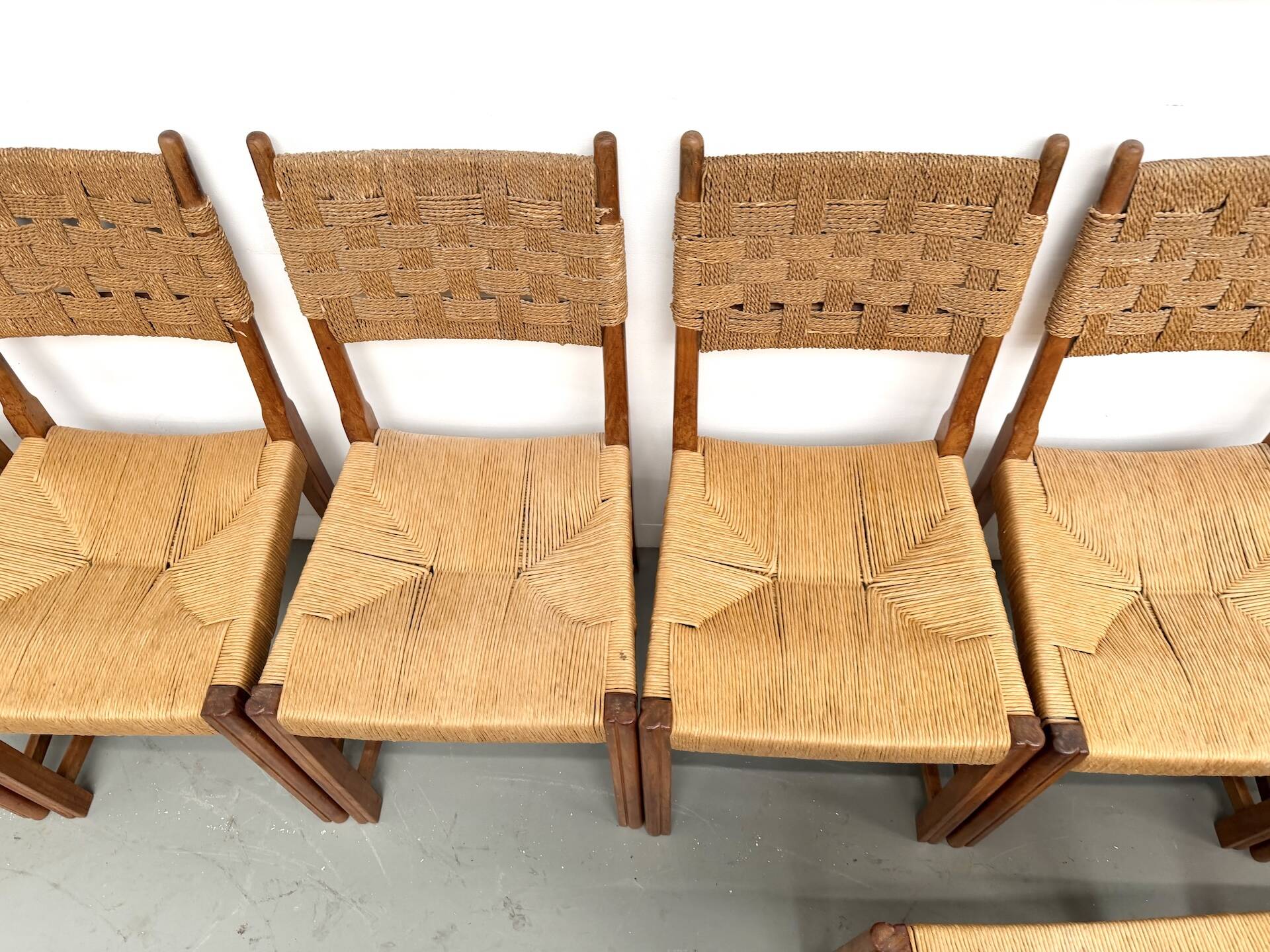 Série de dix chaises en orme massif tressées main, France circa 1965
