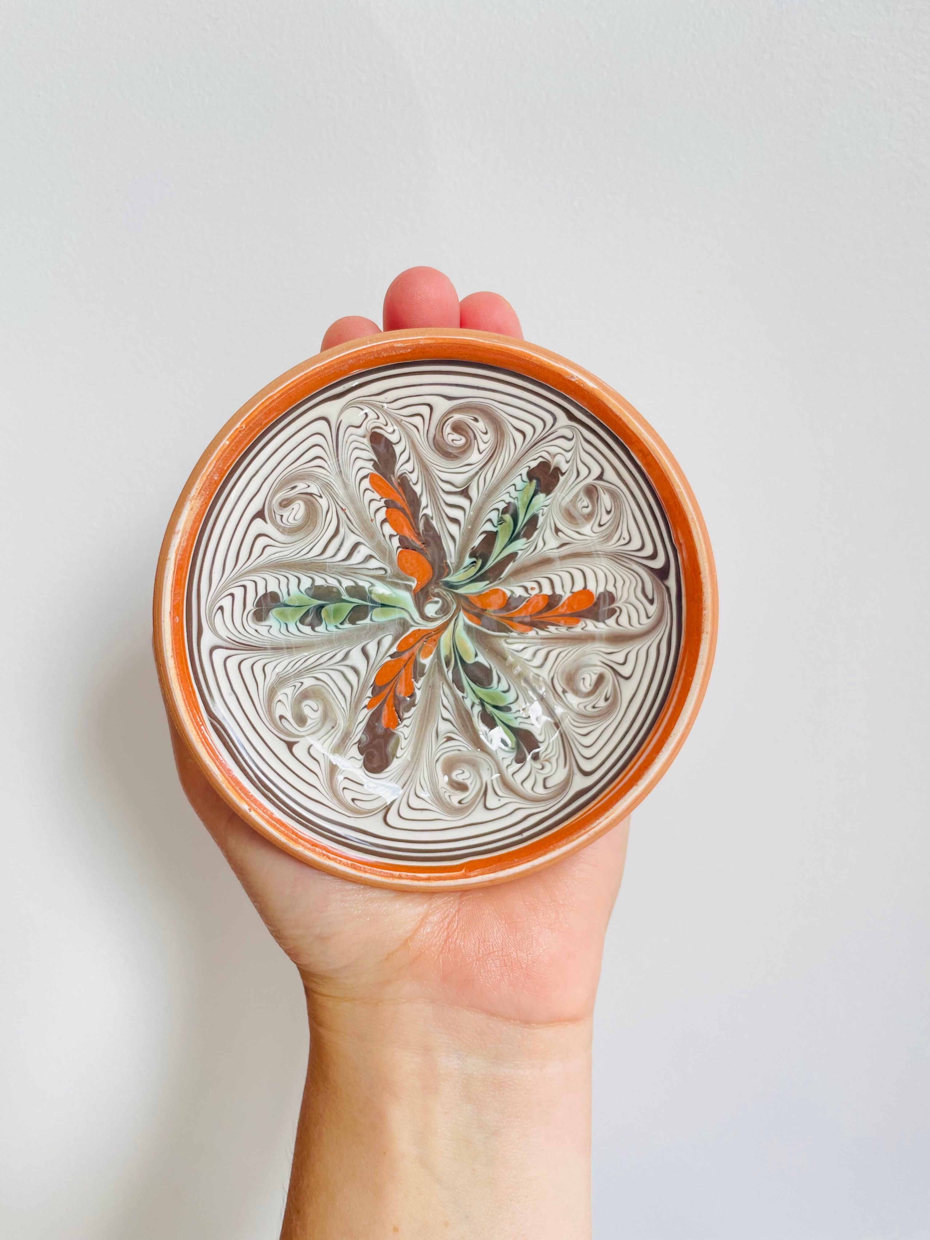 Romanian handicraft ceramic plate