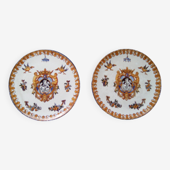 2 identical decorative plates in Gien earthenware, Renaissance decor