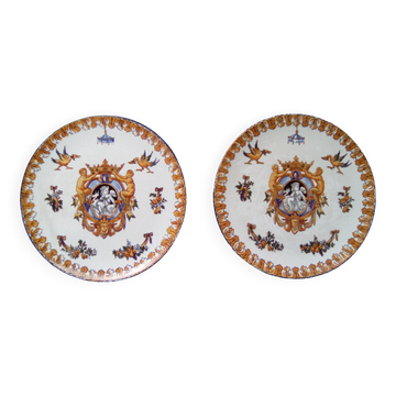 2 identical decorative plates in Gien earthenware, Renaissance decor