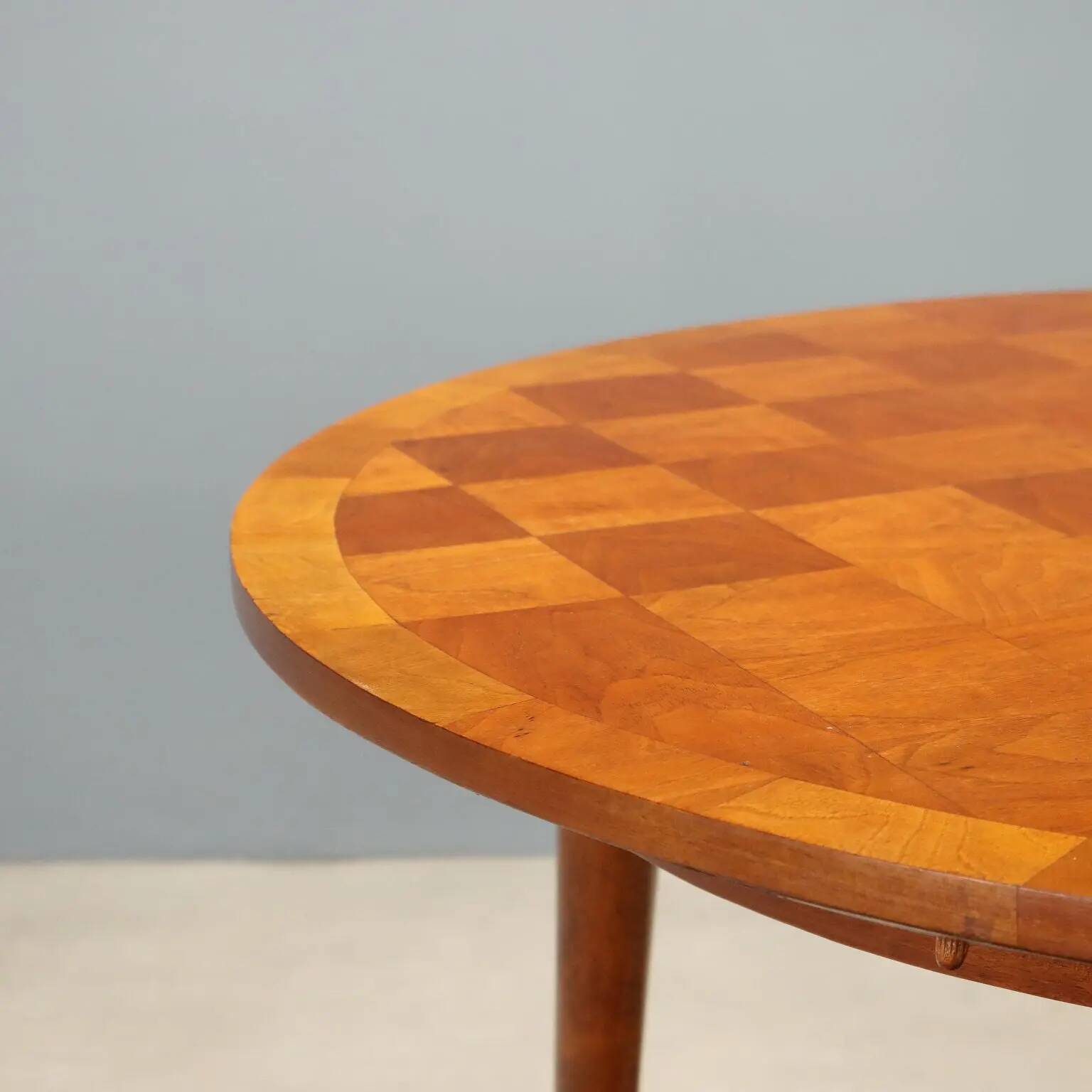 Vintage beech veneer table, checkerboard effect, Italian design from the 1950s.