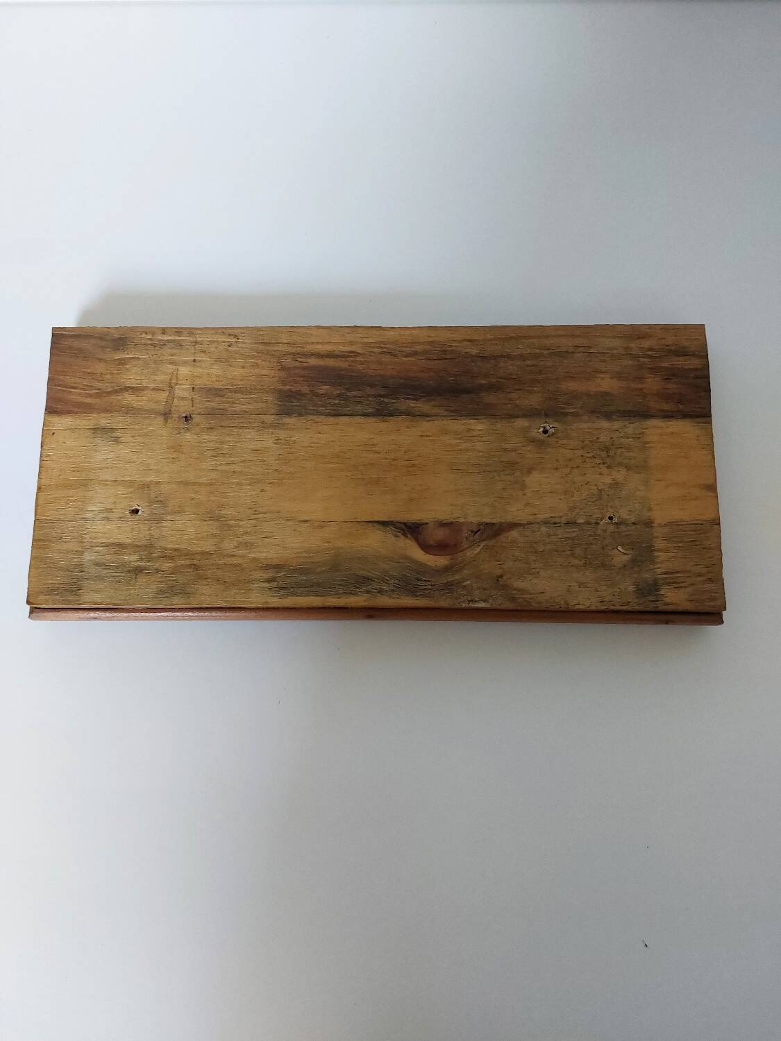 Enamelled ceramic number plate