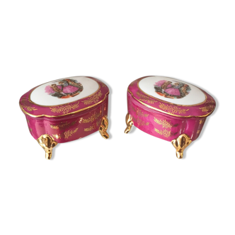 Duo de boîtes a bijoux sur pied en porcelaine de Limoges a decor romantique