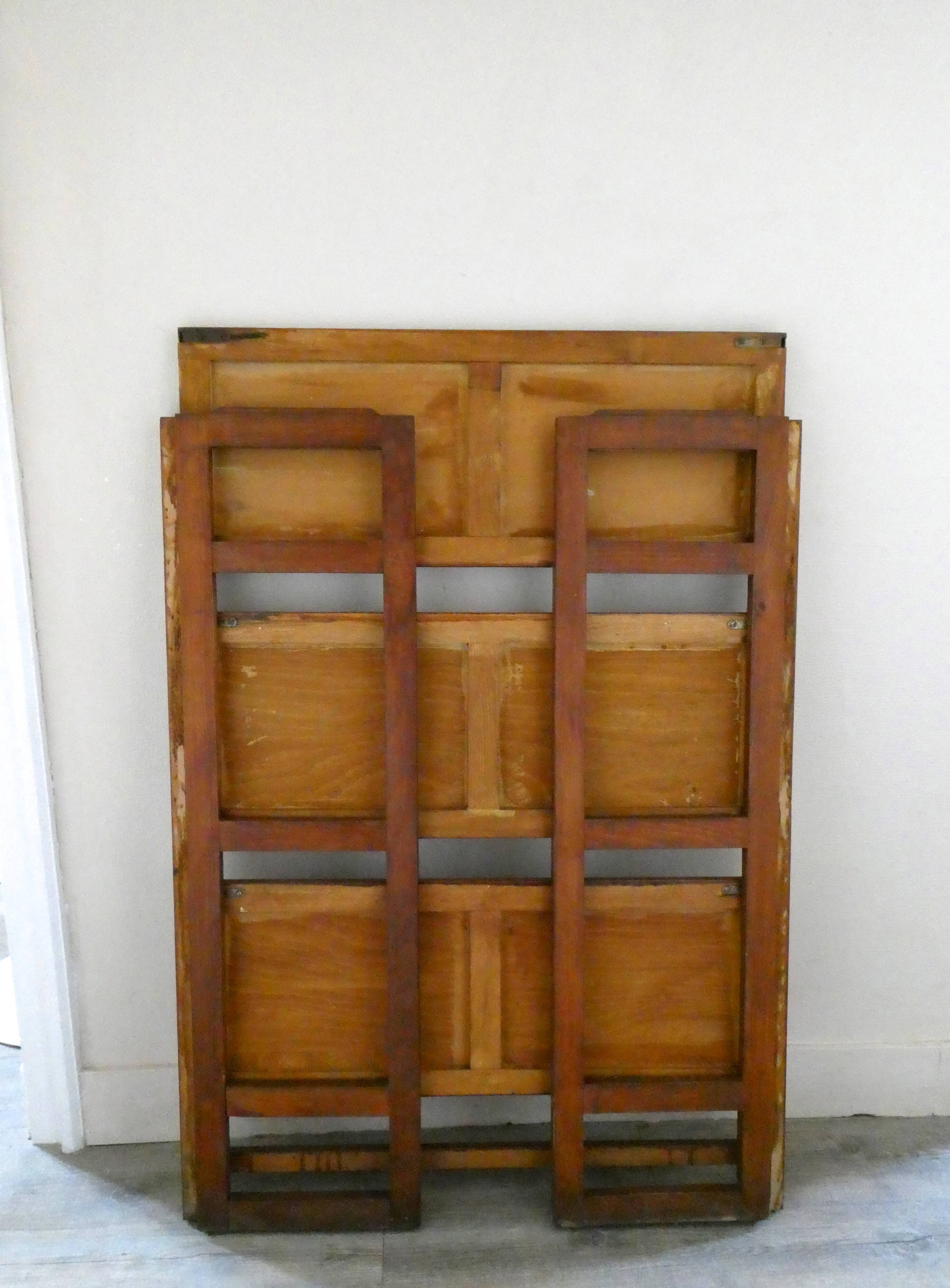 Wooden folding bookseller shelf