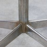 Chaise pivotante en cuir marron italien du milieu du siècle