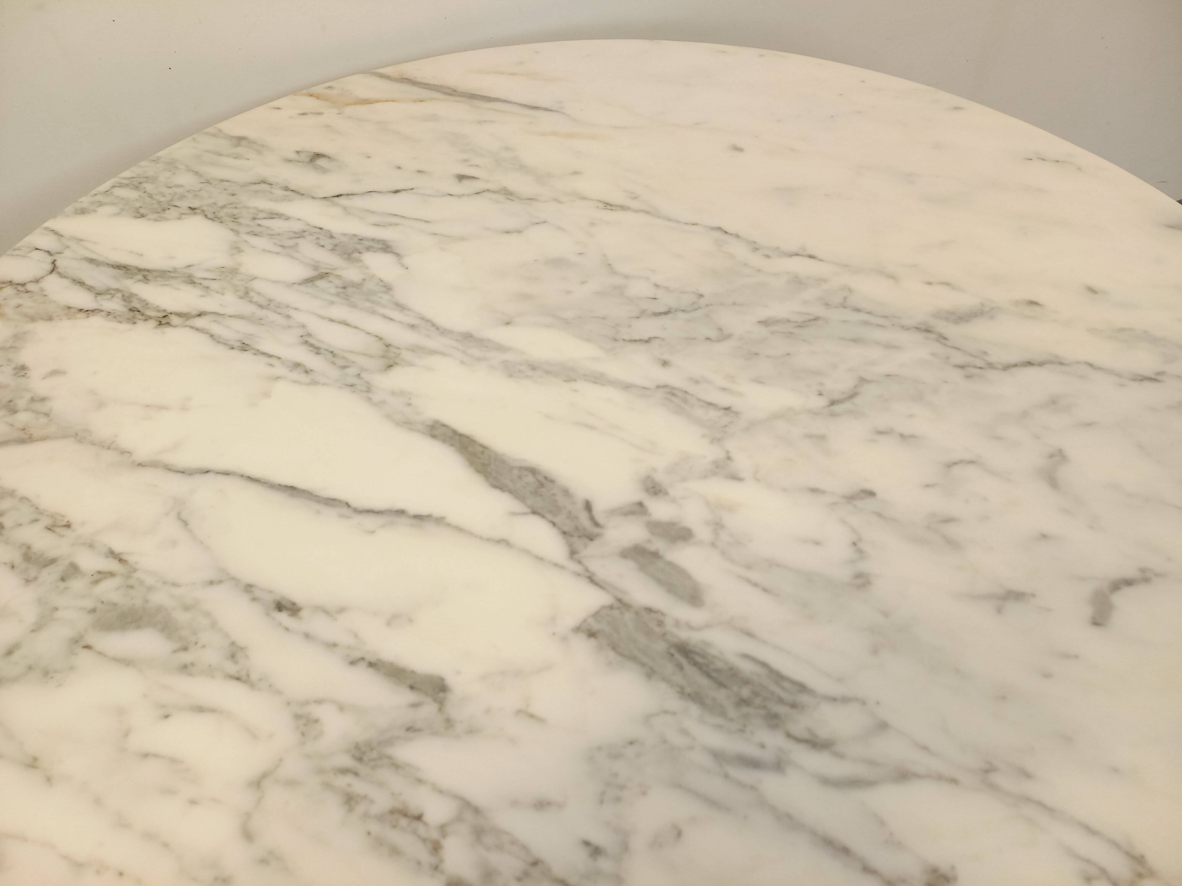 Vintage round dining table in white marble and chrome metal from the 1970s.