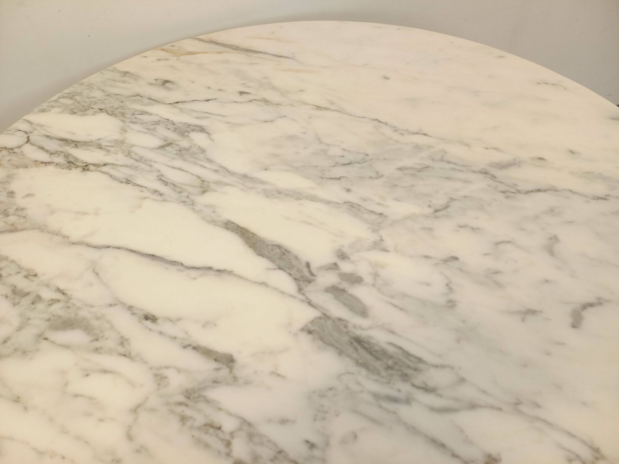 Vintage round dining table in white marble and chrome metal from the 1970s.