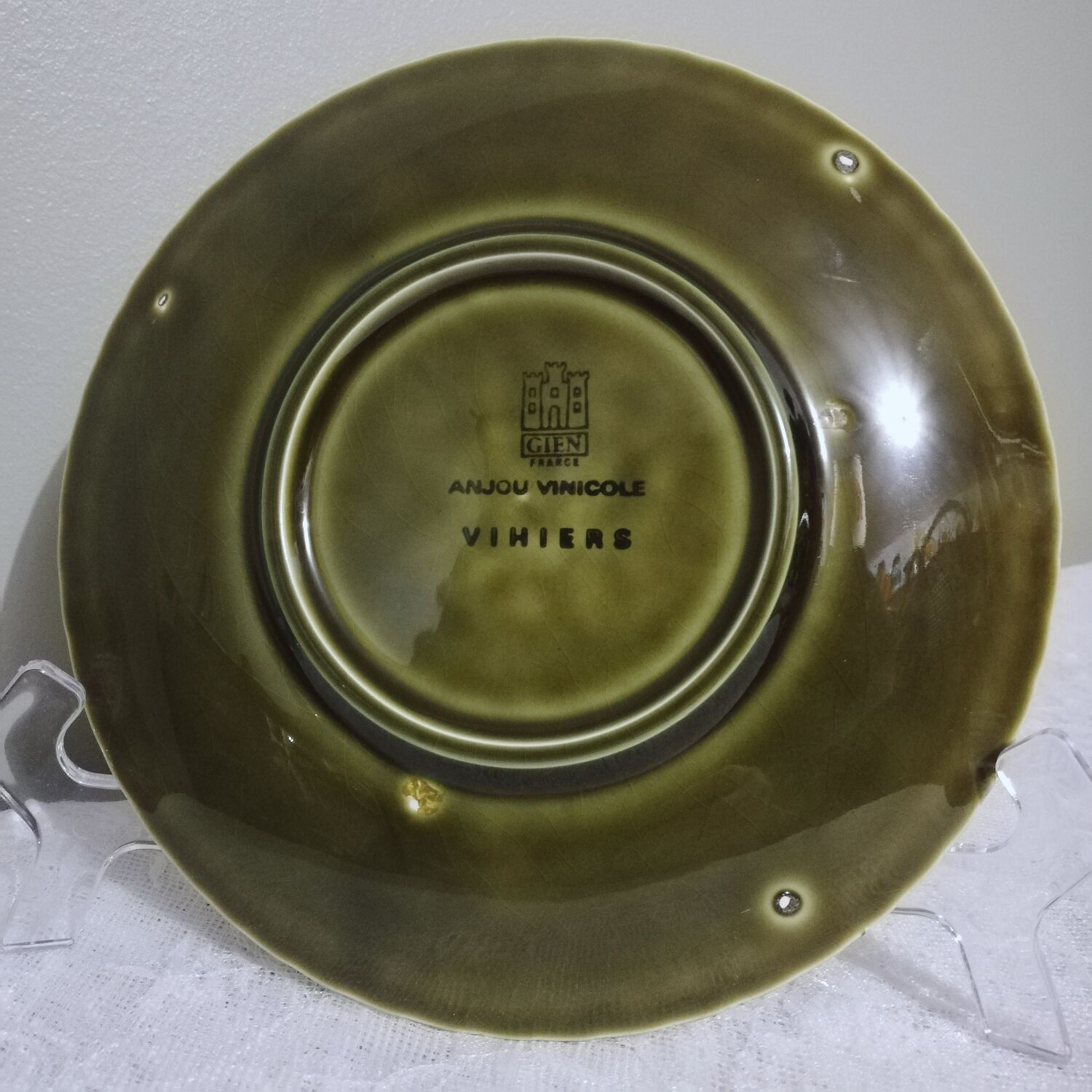 Plate in slip Gien decoration " castle of Gien "