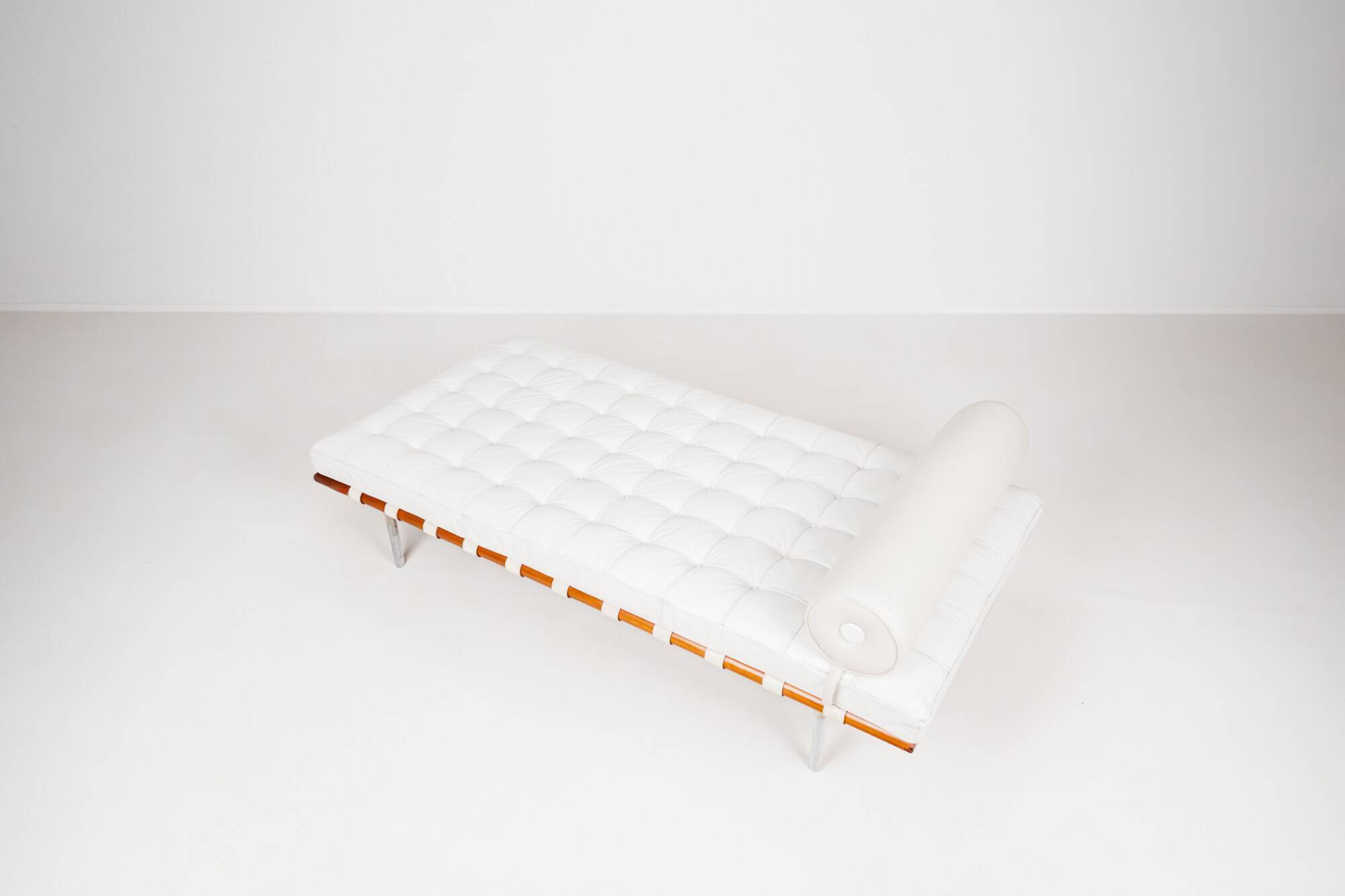 Barcelona daybed by Ludwig Mies van der Rohe fro Knoll, 1980s