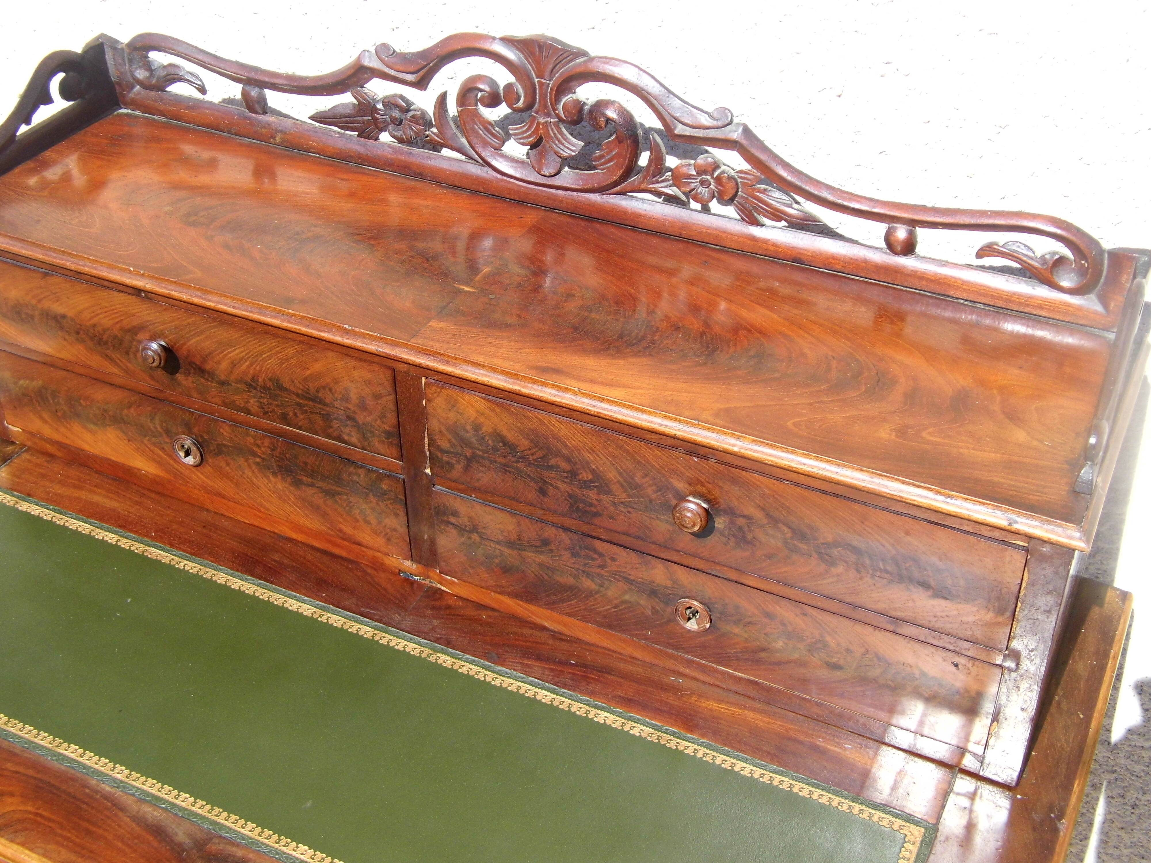 Bureau de dame ancien en acajou et cuir