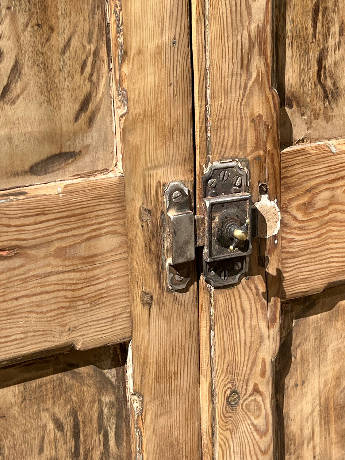 Beautiful piece of furniture with 8 drawers/2 doors in raw wood.