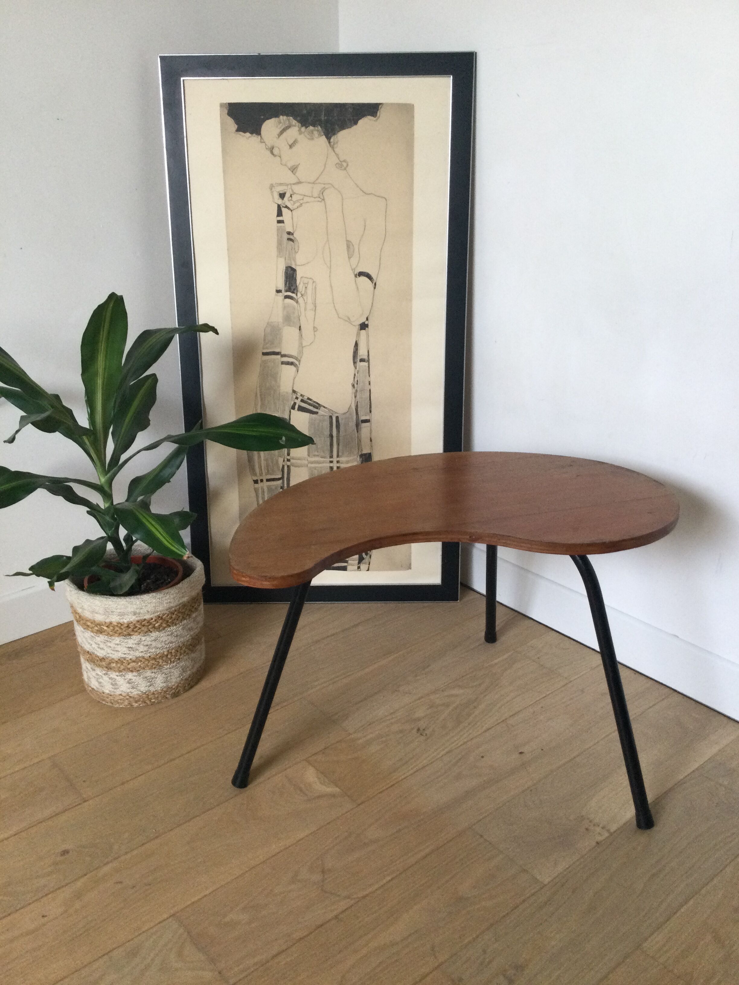 Bean tripod table