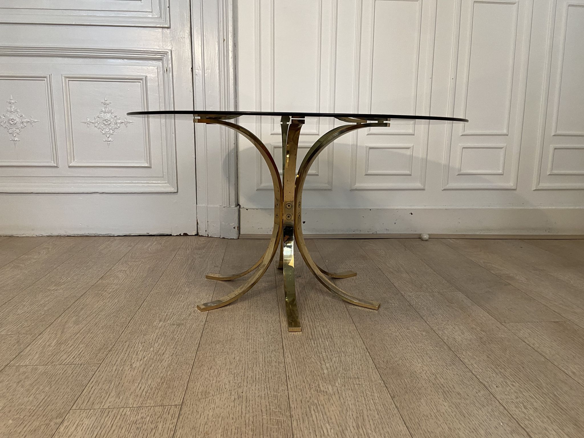 Table basse laiton et verre fumé, 1970s