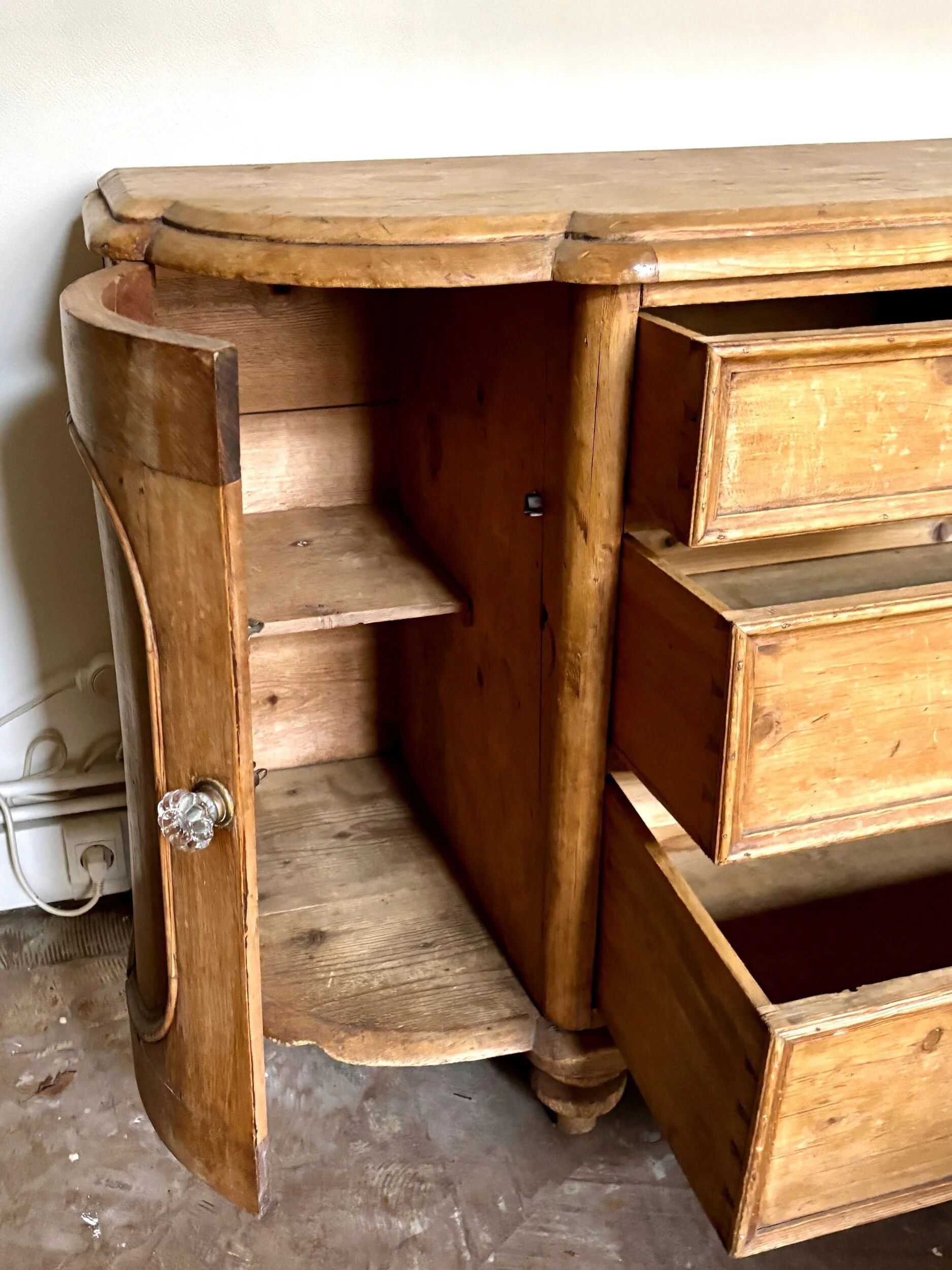 English half-moon sideboard, 2 doors and 4 drawers in light wood, 1930.