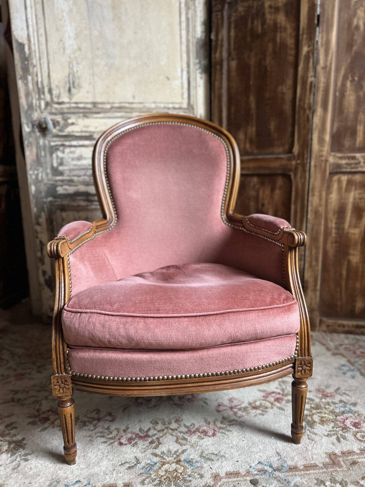 Small Louis XVI armchair in old rose velvet, removable seat – Chic and comfortable