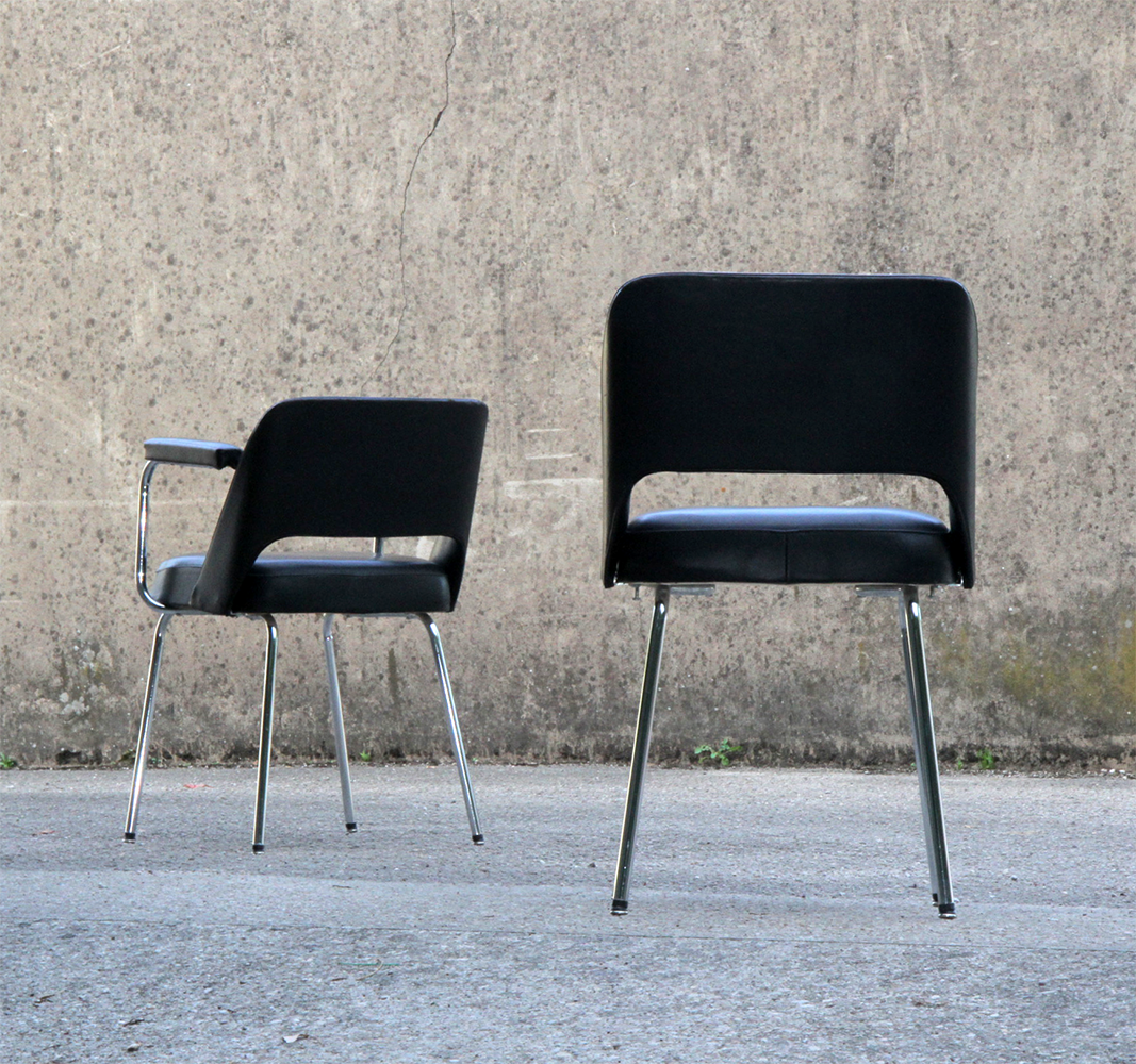 Paire de fauteuils conférence noirs et chrome années 60