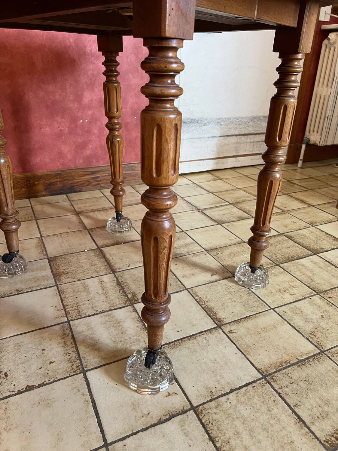 Folding round wooden table