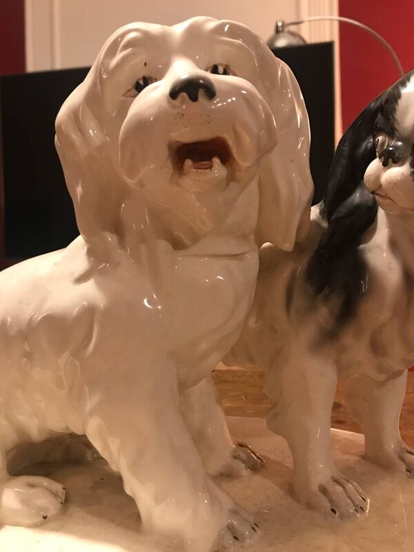 Rare paire de chiens en porcelaine de Tchécoslovaquie
