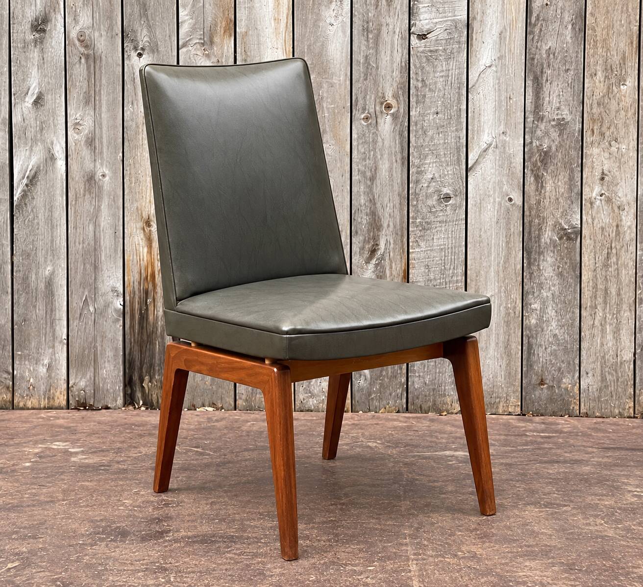 Scandinavian elegance for every interior project – Vintage 1970s chairs