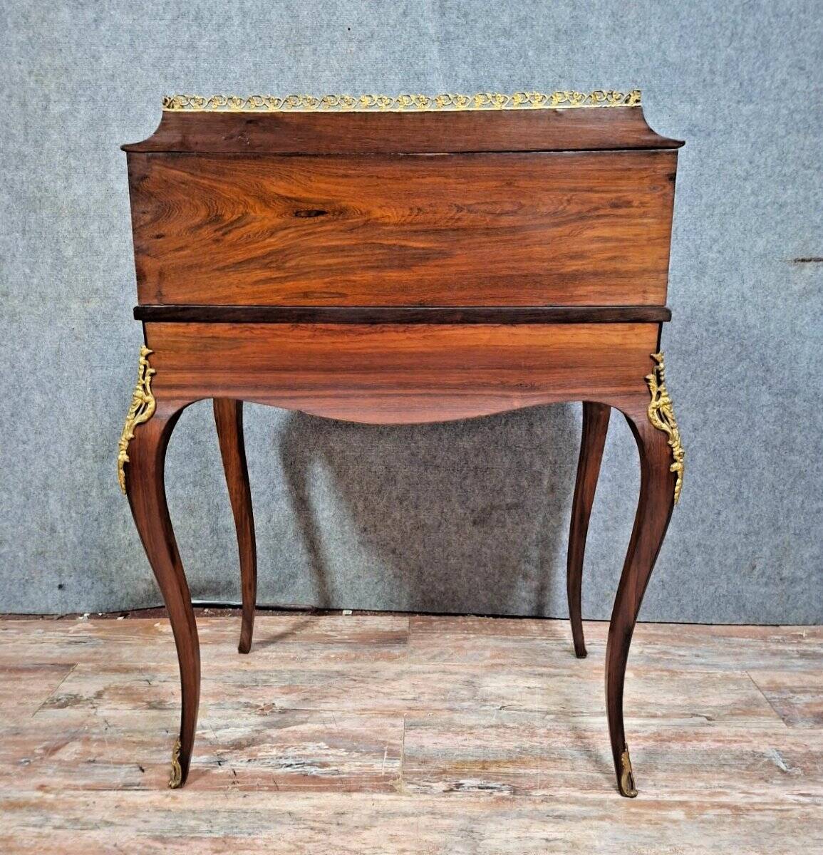 cylinder desk in Louis XV style, elegant and very decorative.