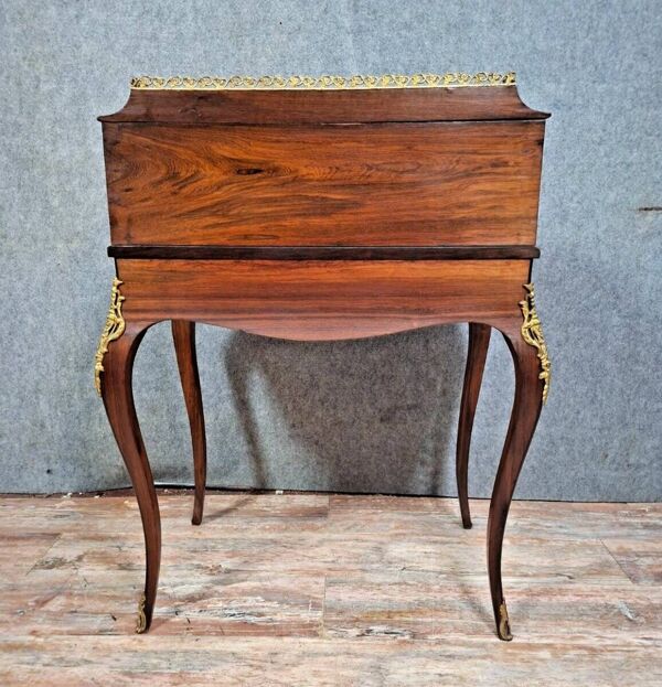 bureau à cylindre de style Louis XV, élégant et très décoratif.