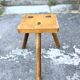 Tabouret brutaliste tripode bois massif claveté