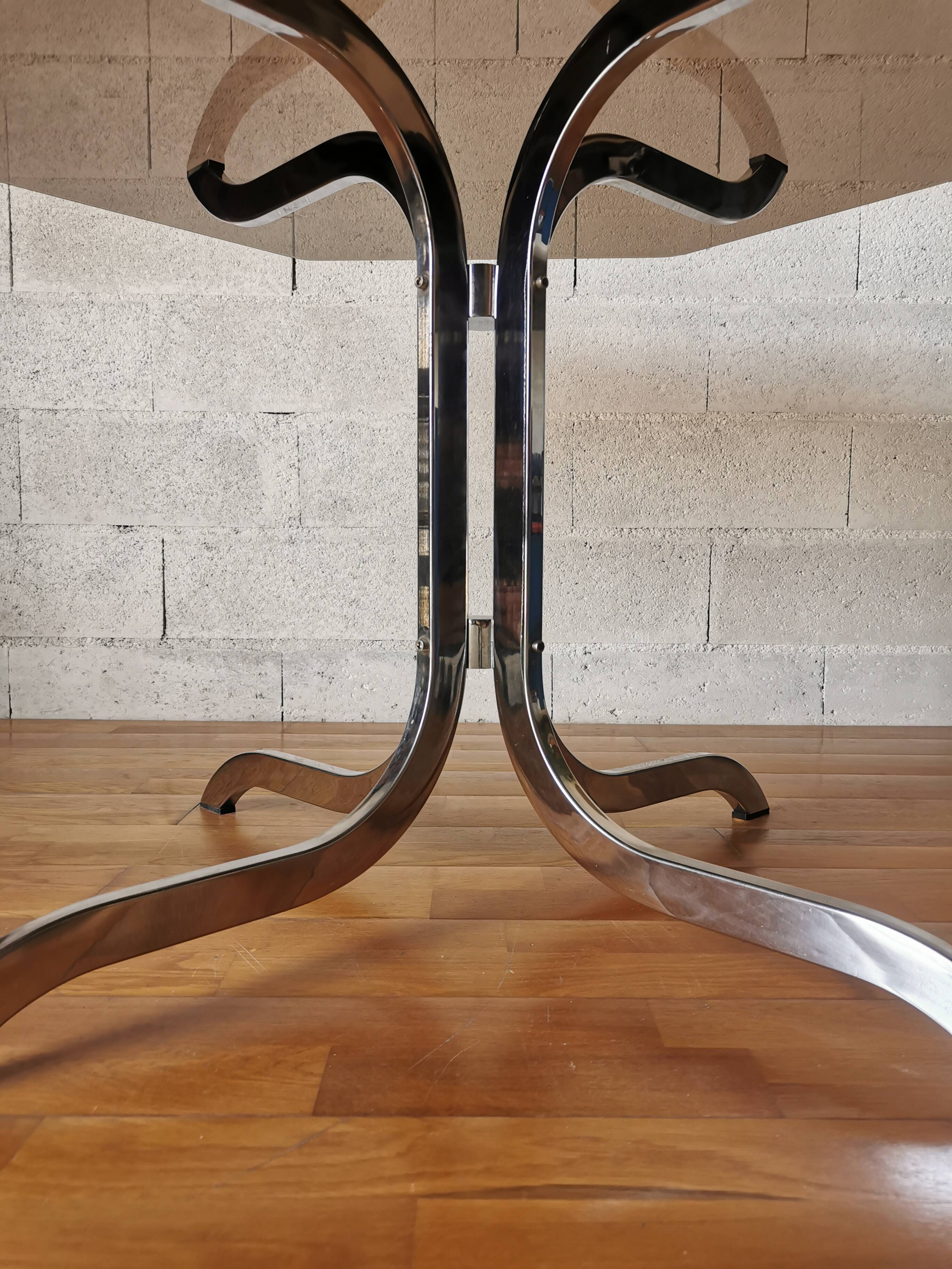 Table de salle à manger piètement chromé et plateau verre fumé circa 1970.