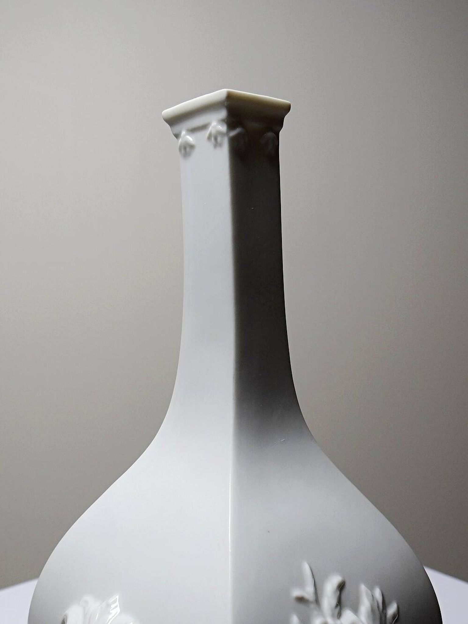 Small vase reproduction Meissen 1715-1720 by Sheffield & Haviland Limoges