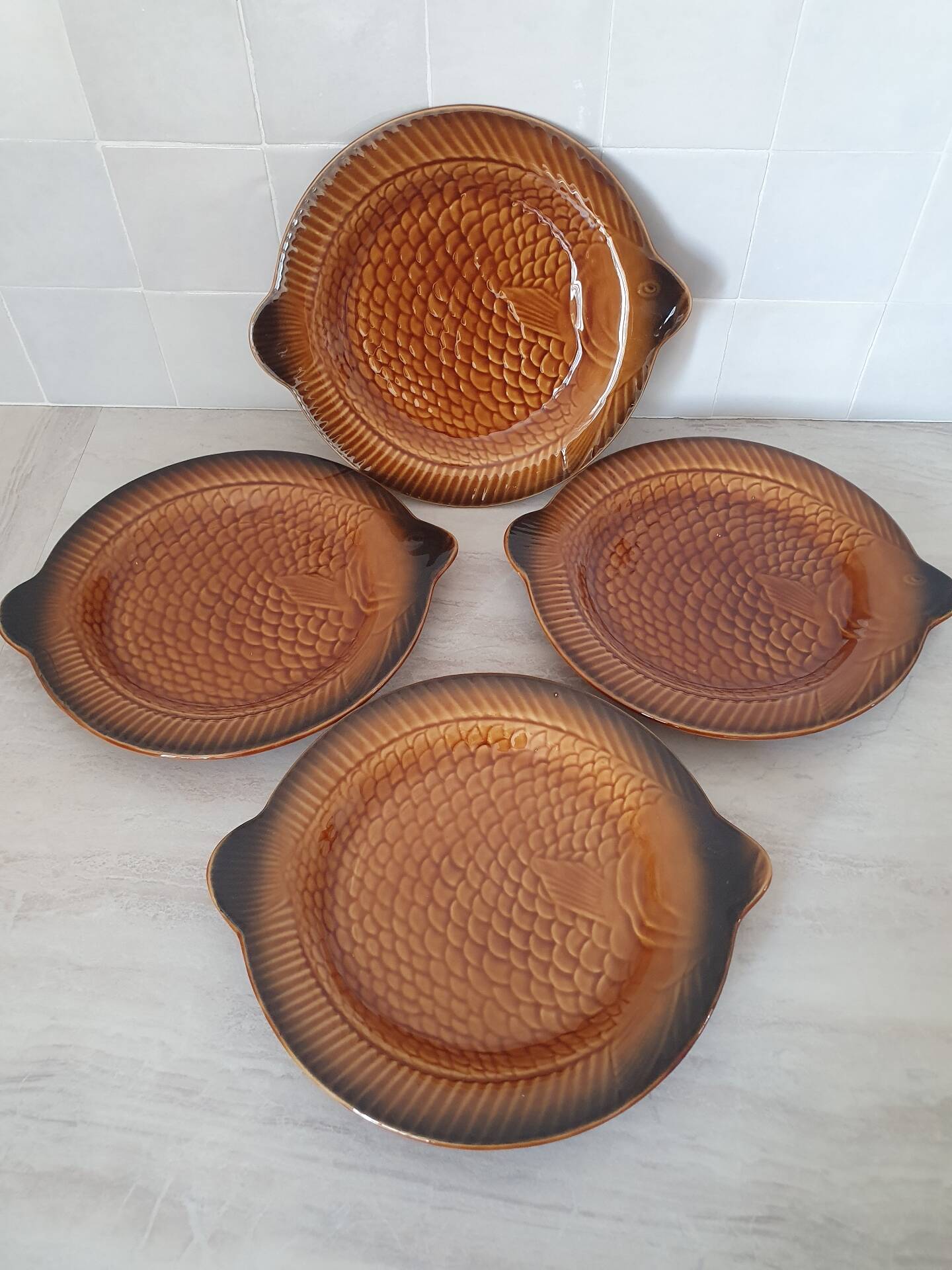 Sarreguemines / 4 ceramic fish-shaped plates in Barb porcelain.