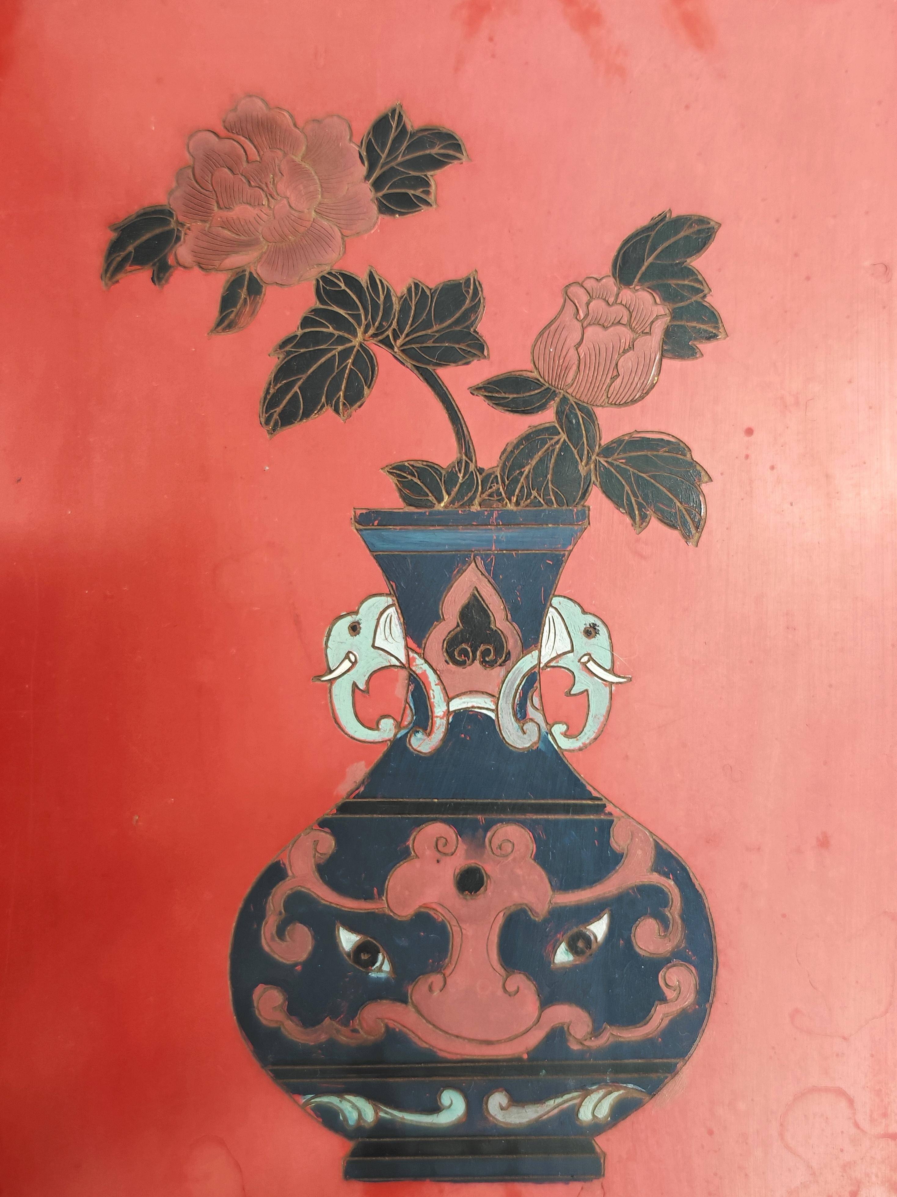 Antique bedside tables in lacquer with hand-painted decorations.