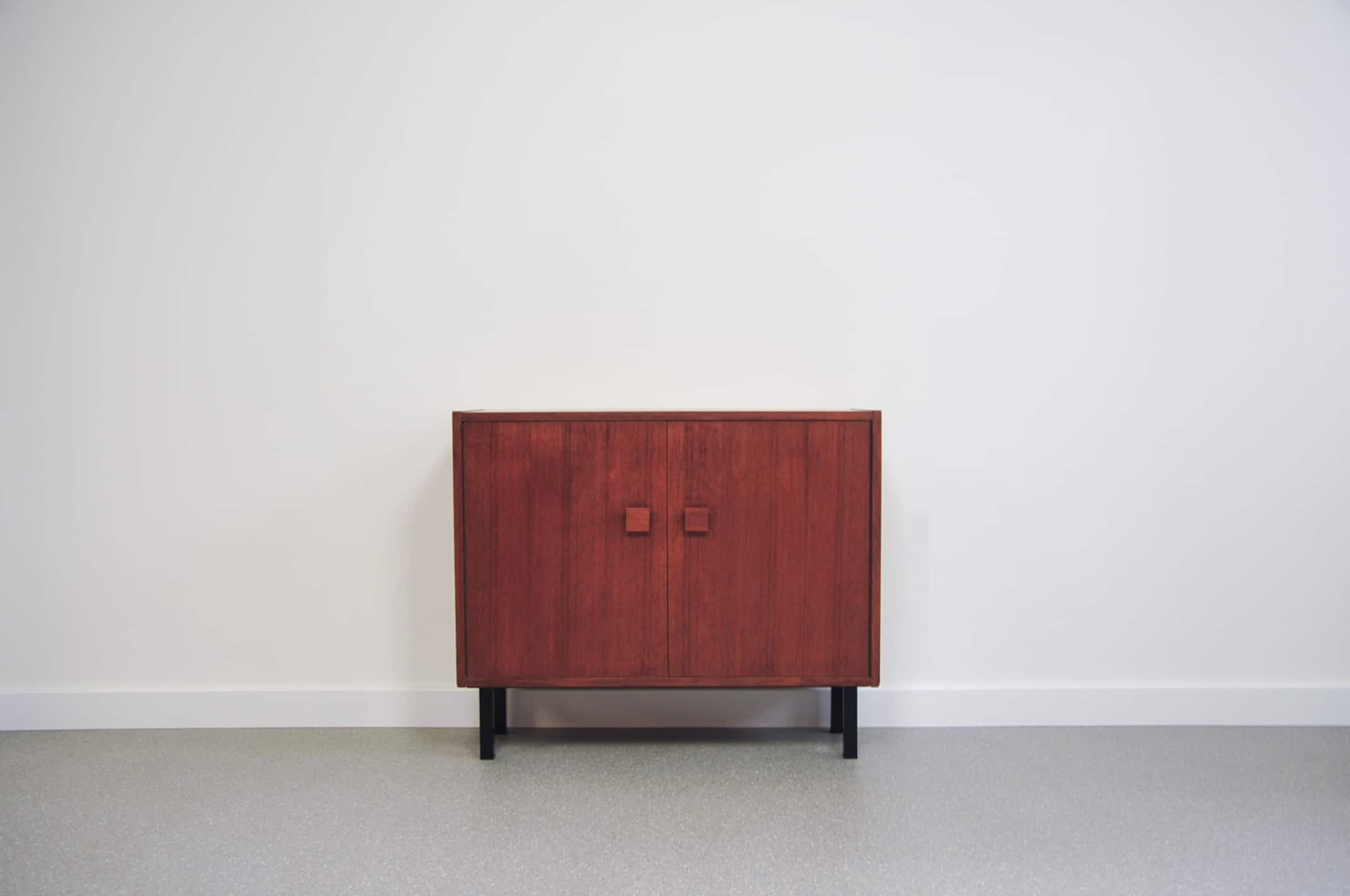 Cabinet en teck vintage avec poignées carrées