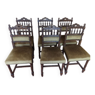 chaises en bois foncé et tapisserie couleur or