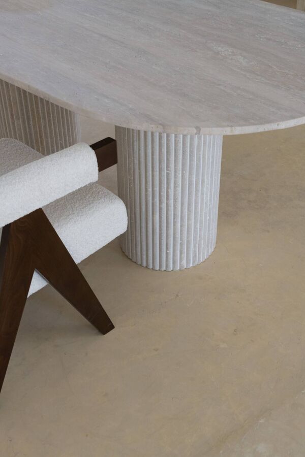 Table à manger oblongue Olya en travertin naturel