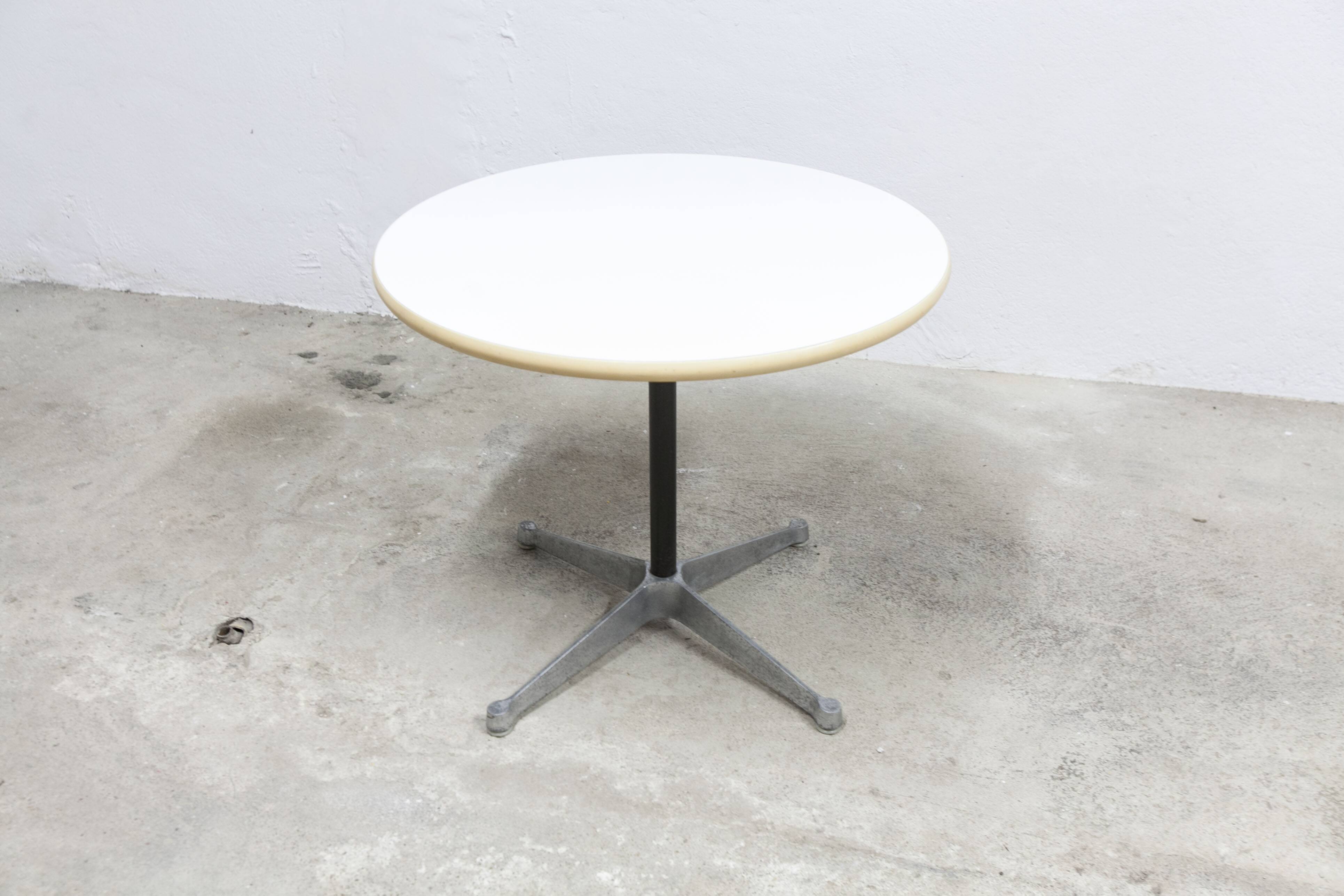 Table a café vintage par Charles et Ray Eames pour Hermann Miller; Suisse 1960 H 65cm