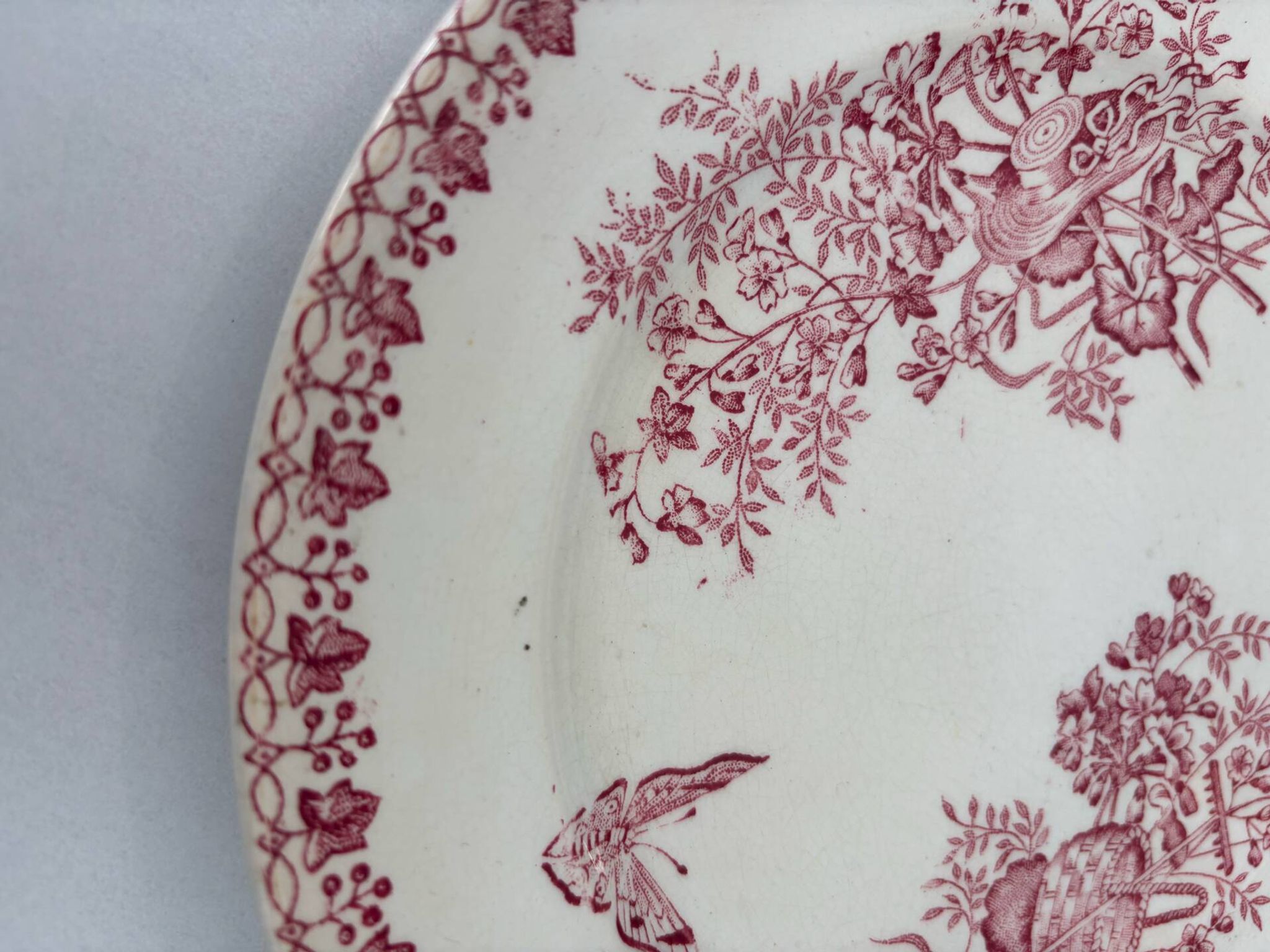 Assiette plate ancienne terre de fer rose Onnaing | Faïence française