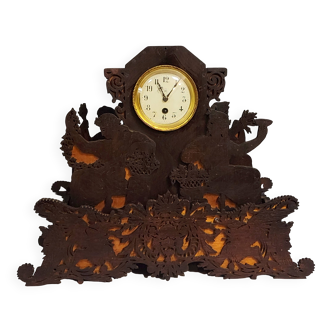 Pendule "foret noire" réalisée en bois finement ajouré