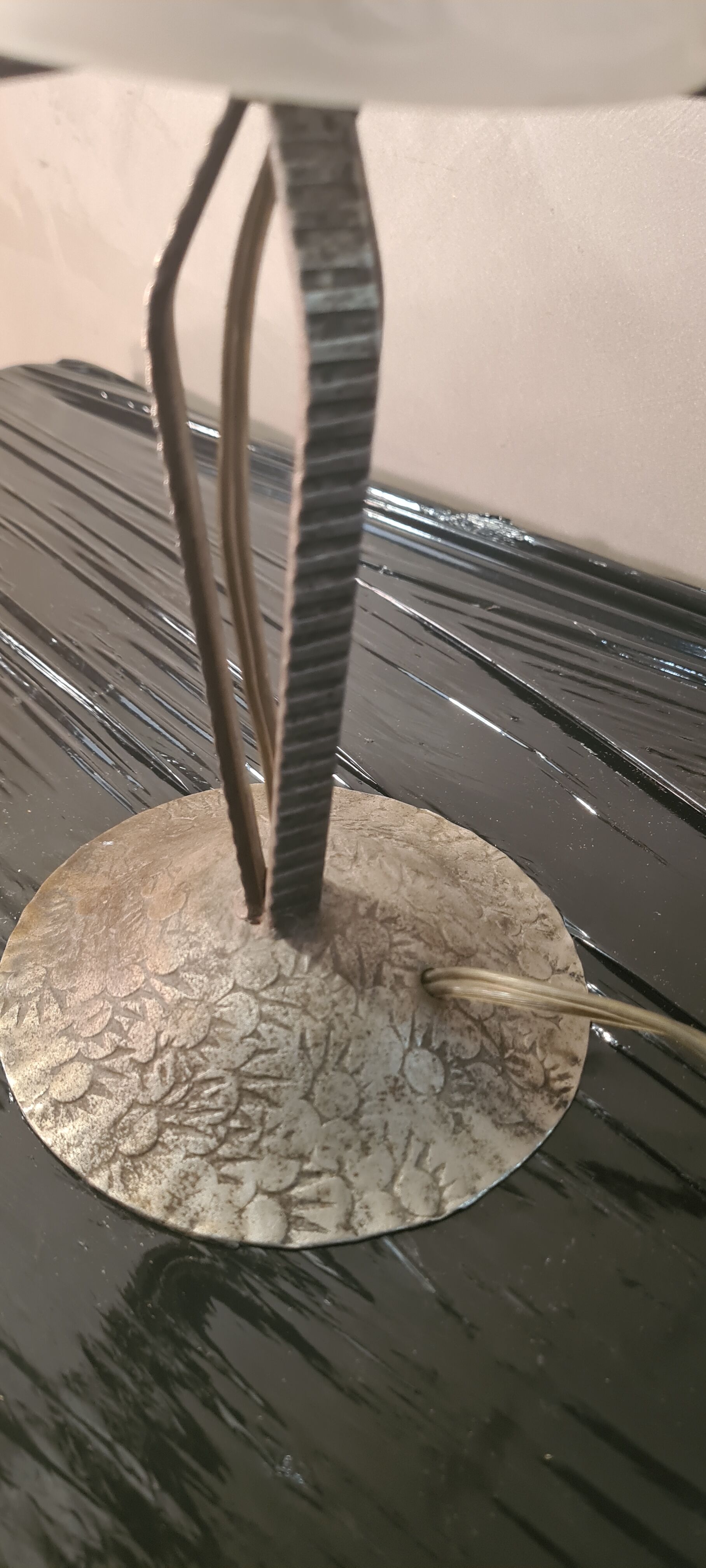 Wrought iron lamp, tulip molded glass pressed, unsigned 1930 a 40