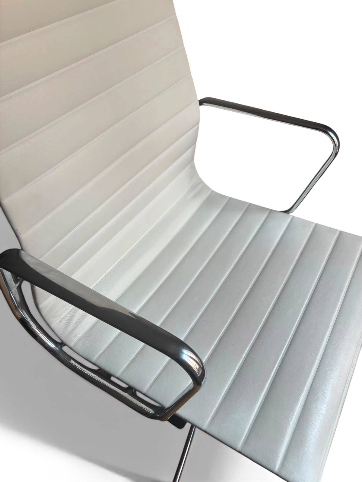 Fauteuil de Bureau Eames EA 119 Cuir Blanc (Herman Miller / Vitra 1970)