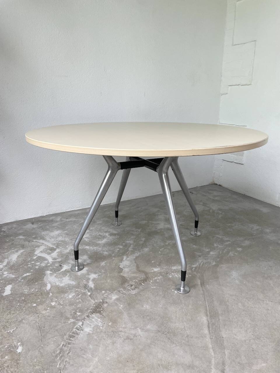 Tecno Nomos Round Table Brushed Metal