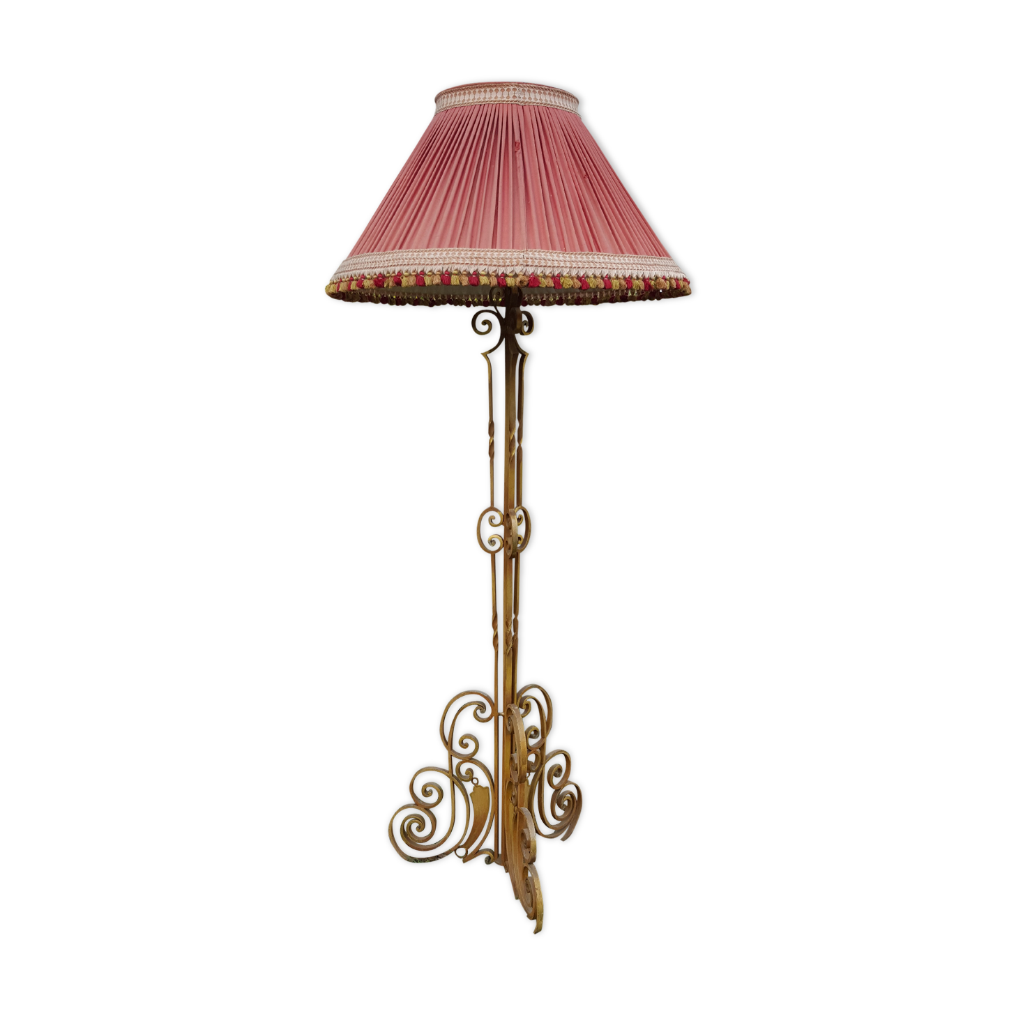 Art de wrought iron lamppost