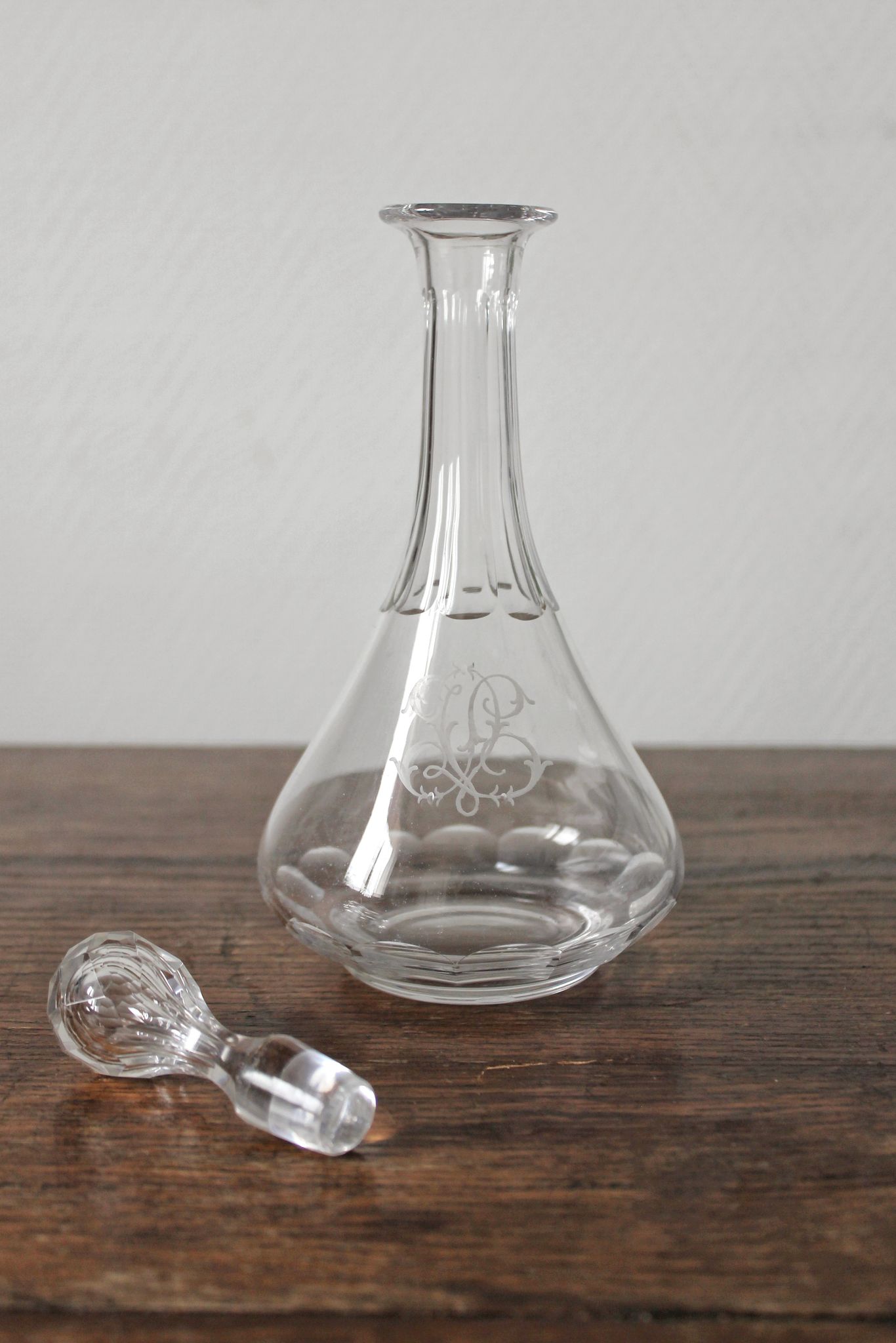 Carafe à liqueur ancienne en cristal monogramme gravé et côtes plates